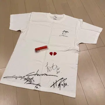 Chevon 사인 포함 T셔츠 등