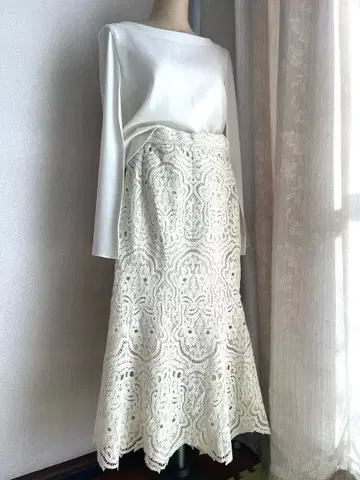 화이트 케이프풍 상의와 레이스 머메이드 스커트 세트