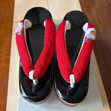 새상품급 빨간색 꽃무늬 조리 동백 자수 23.5cm~24.5cm