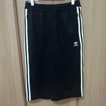 adidas 블랙 스커트 무릎 기장