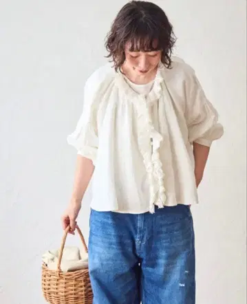 TUTIE. tomomi 콜라보 린넨 에어 워시 프릴 블라우스