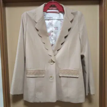 베이지 프릴 옷깃 테일러드 자켓