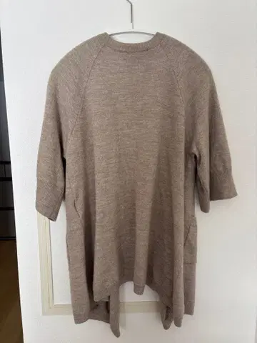 베이지 울 니트 반팔 포켓 부착