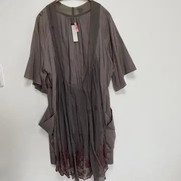 자수 들어간 그레이 반팔 튜닉