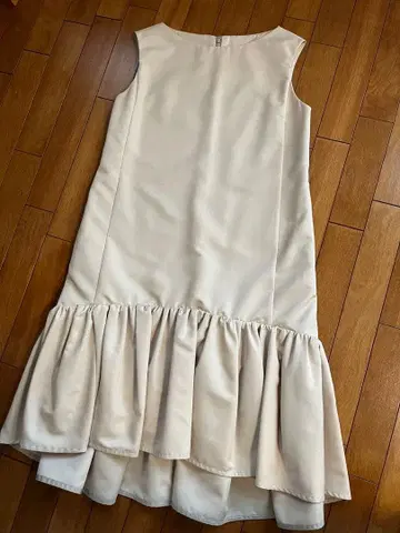 베이지 프릴 슬리브리스 파티 드레스