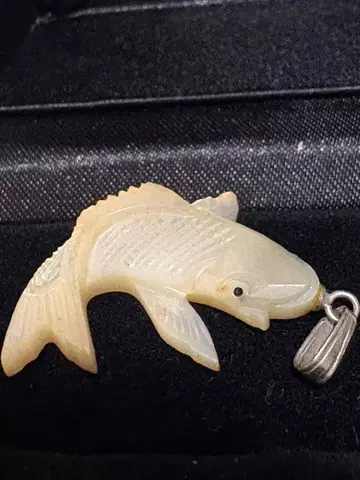 행운의 잉어 모양 목걸이 탑 약 4cm 앤티크 조개 재질?