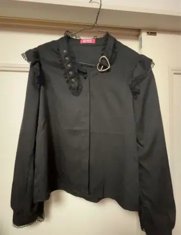 MARS 하트 버클 블라우스 블랙