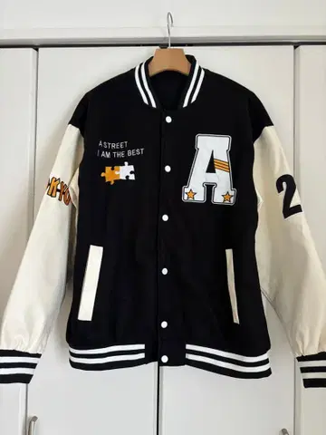 블랙/화이트 바시티 자켓 TOKYO 23