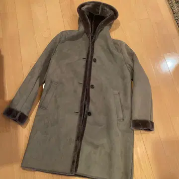 UNIQLO 그레이 후드 부착 무스탕 코트