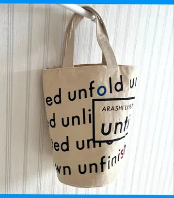 원형 버킷 토트백 콜론처럼 귀여운 브로치 포함