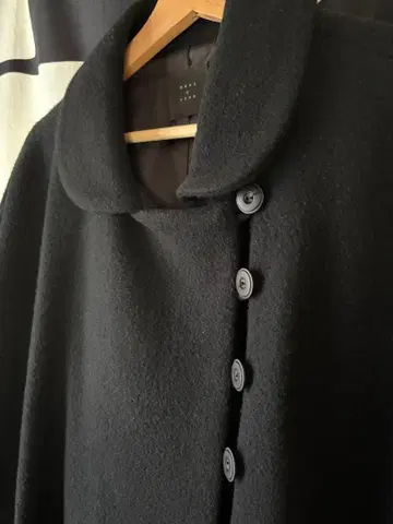 늑대와 올빼미 코트 블랙