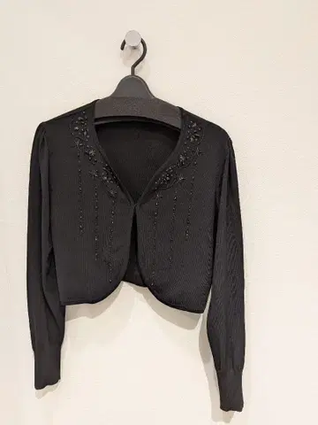 TO BE CHIC 비즈 장식 블랙 가디건