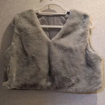 그레이 인조 모피 베스트 V넥