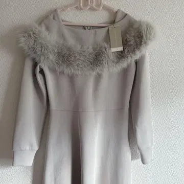 퍼가 달린 케이프풍 롱 플레어 원피스