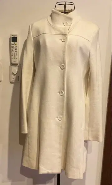 띠어리 럭스 화이트 버튼 코트