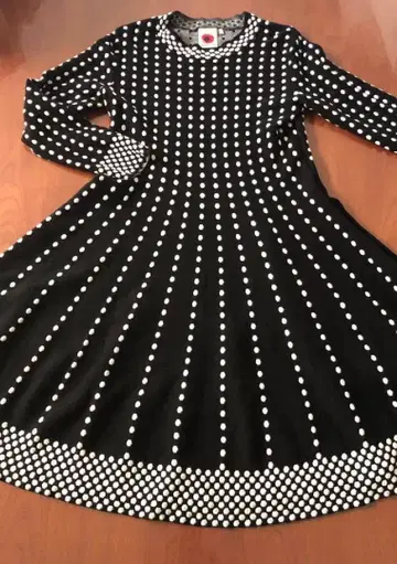 긴팔 니트 플레어 원피스 도트 무늬