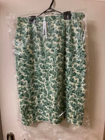 그린과 크림색의 꽃무늬 타이트 스커트