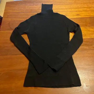 마가렛호웰 블랙 리브 편직 터틀넥 스웨터