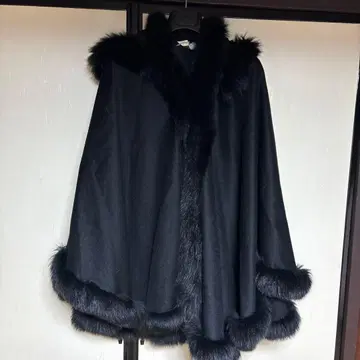 블랙 퍼 달린 케이프