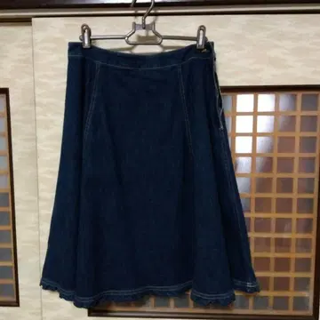 다크 블루 데님 플레어 스커트 무릎 기장