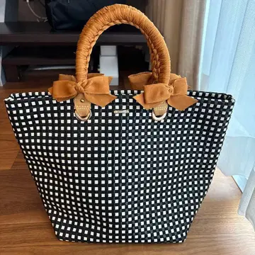 블랙과 화이트 체크 무늬 토트백