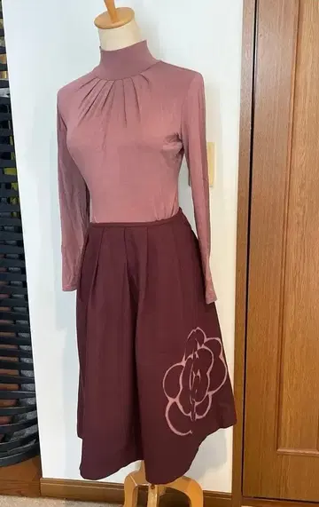 호코모모라 압축 울 로즈 커팅 플레어 스커트 와인 레드 40