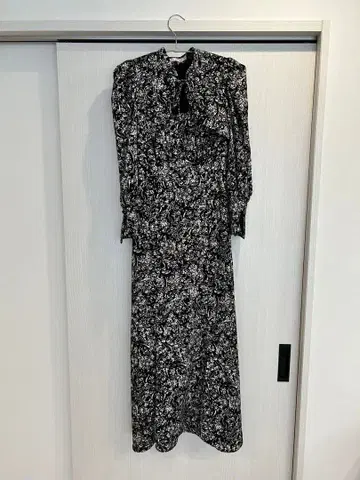 [새상품급] SNIDEL 데콜테 오픈 발리에 원피스 블랙 2사이즈 M