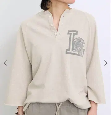 레미 릴리프 HENLEY NECK PRINT TEE