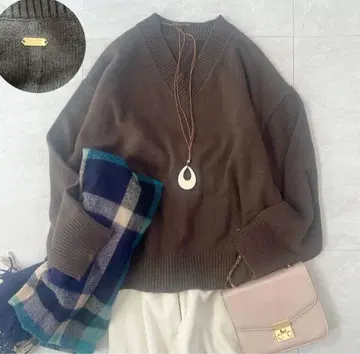 새상품급 개럴개런트 백 슬릿 V 니트 2024AW 카키