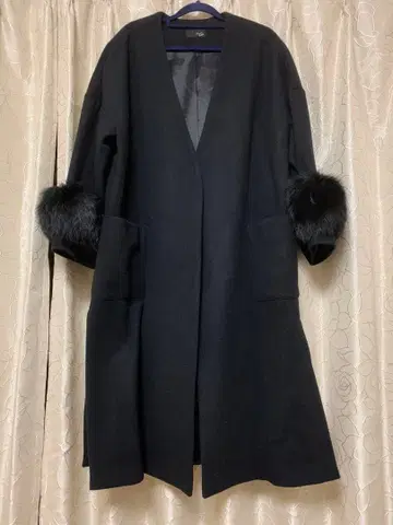 Grand Table 그랜터블 블랙 퍼 슬리브 노카라 코트