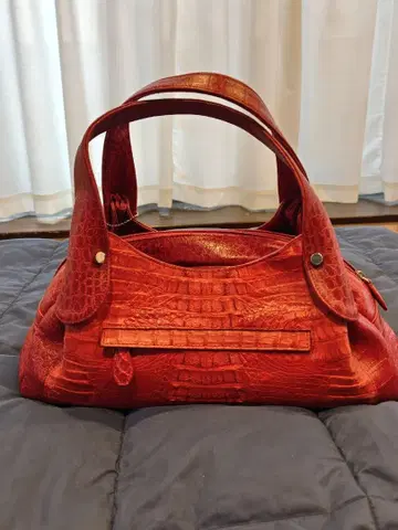 빨간색 크로커다일 핸드백