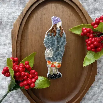 니트 모자를 쓴 여자아이 브로치