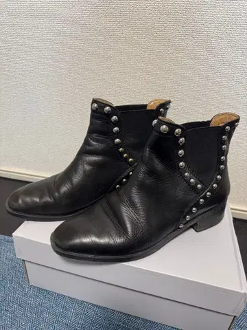 ZARA 스터드 장식 블랙 가죽 사이드 고어 부츠