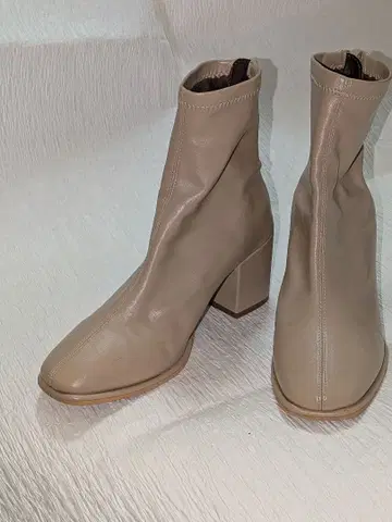 베이지 사이드 지퍼 부티 힐 6.5cm