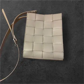 가죽 뜨개질 숄더백 베이지