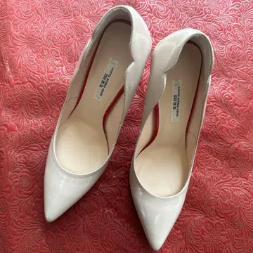 세븐투엘브서티 에나멜 베이지 스틸레토