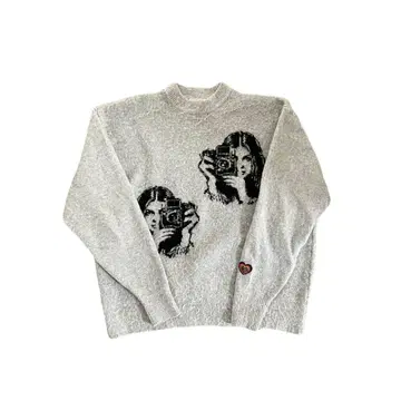 카메라 프린트 그레이 니트 스웨터