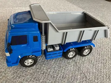 짐칸이 움직이는 파란색 덤프트럭