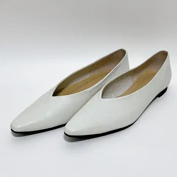 BEAUTY&YOUTH 가죽 V컷 스틸레토 플랫슈즈