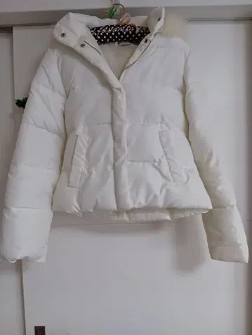 리즈리사 화이트 숏 다운 자켓 후드 부착
