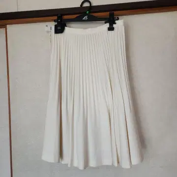 트루사르디 아이보리 플리츠 스커트