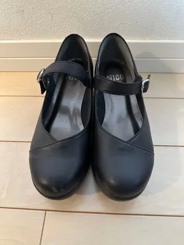 NICO 블랙 스트랩 펌프스