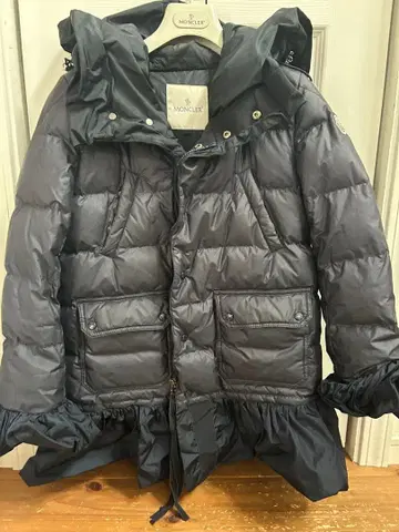MONCLER x sacai 프릴 다운 자켓