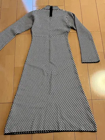 NOBLE 스트라이프 패턴 긴팔 니트 원피스