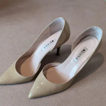 DIANA 베이지 에나멜 하이힐
