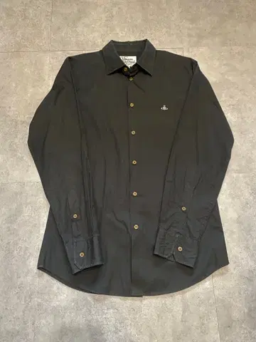 블랙 긴팔 셔츠 자수 로고 포함