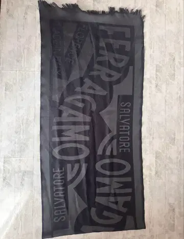 Salvatore Ferragamo 다크 그레이 스톨