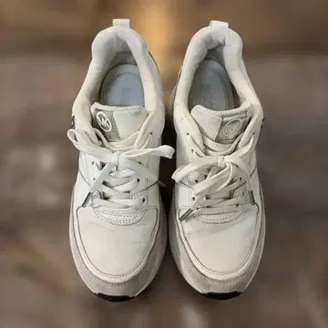 하자품 초특가 Michael Kors 화이트 통굽 스니커즈 선착순