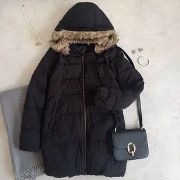 새상품급 어반 리서치 롱 다운 자켓 퍼 후드 블랙