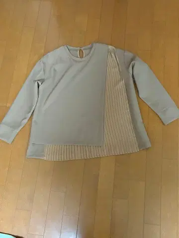 베이지 긴팔 플리츠 디자인 상의